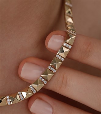 Taş Bloklu Piramit Kolye