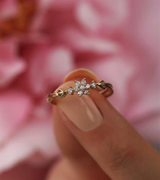 Taşlı Çiçek Altın Yüzük