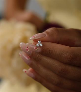 Taşlı Tria Vidalı Küpe