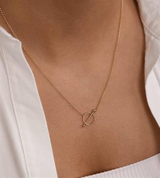 Burgulu Halka Geçmeli Kolye