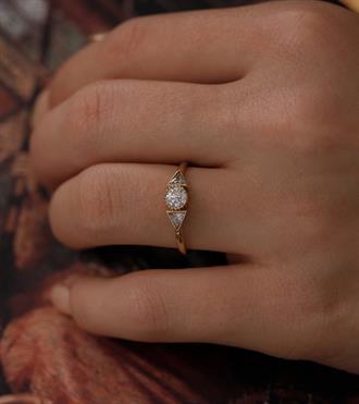 Üçgenli Tektaş Yüzük