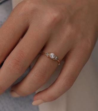 Üçgenli Tektaş Yüzük