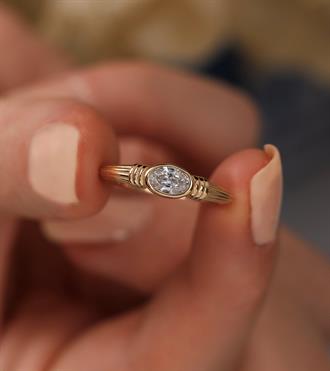 Oval Taşlı Çizgili Yüzük