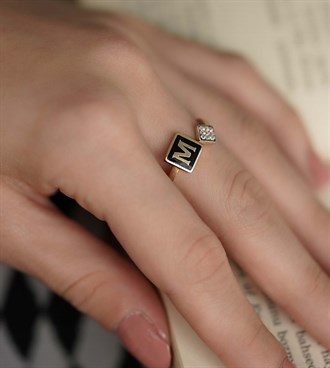 Siyah Mineli Harfli Yüzük