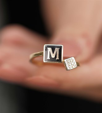 Siyah Mineli Harfli Yüzük