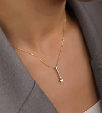 Kalpli Taşlı Ok Kolye