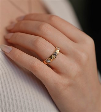 Taşlı Piramit Yüzük