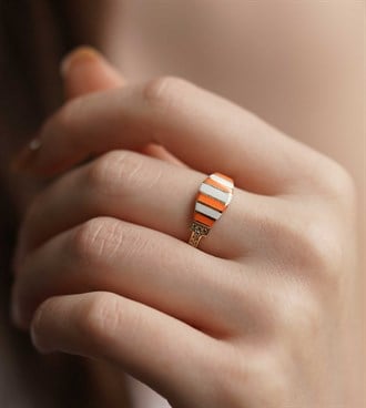 Turuncu Mineli Yüzük