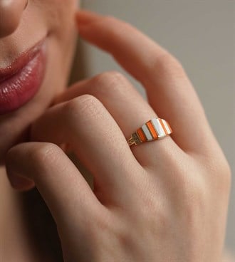 Turuncu Mineli Yüzük