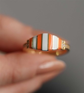 Turuncu Mineli Yüzük