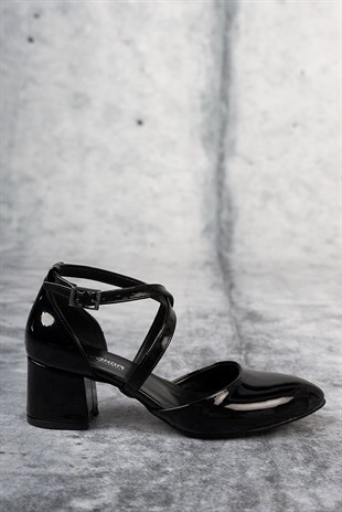 Kadın Siyah Rugan Çapraz Topuklu Ayakkabı