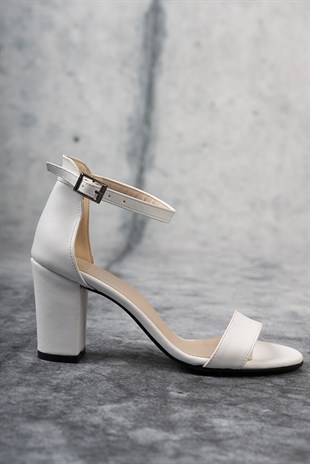 Kadın Açık Tekbant Beyaz Topuklu ayakkabı