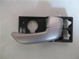 HYUNDAI I10- 08/11; ÖN KAPI İÇ AÇMA KOLU SAĞ TARAF GÜMÜŞ 