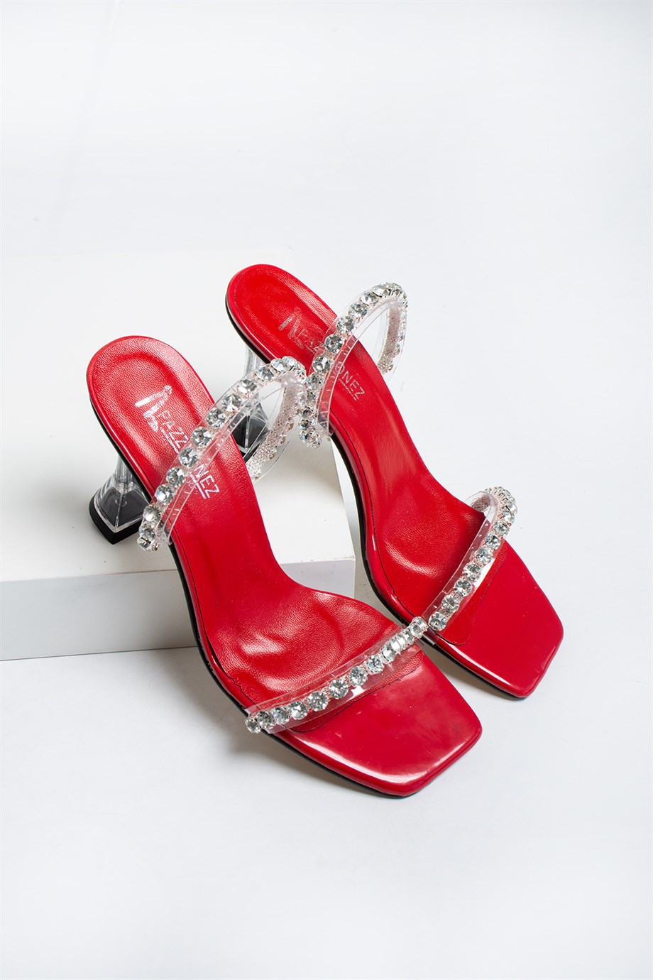 PERLA İnci taş detay şeffaf topuk Kırmızı rugan kadın topuklu sandalet