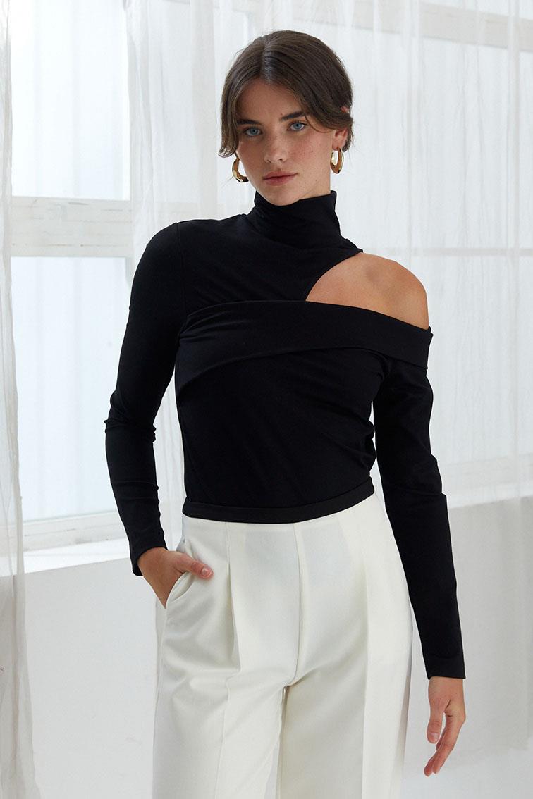 Açık Yaka Detaylı Siyah Bluz