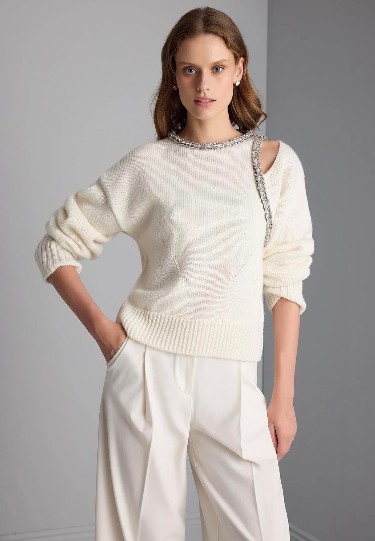 Pencere Detaylı Şerit Taş İşlemeli Ekru Triko Kazak