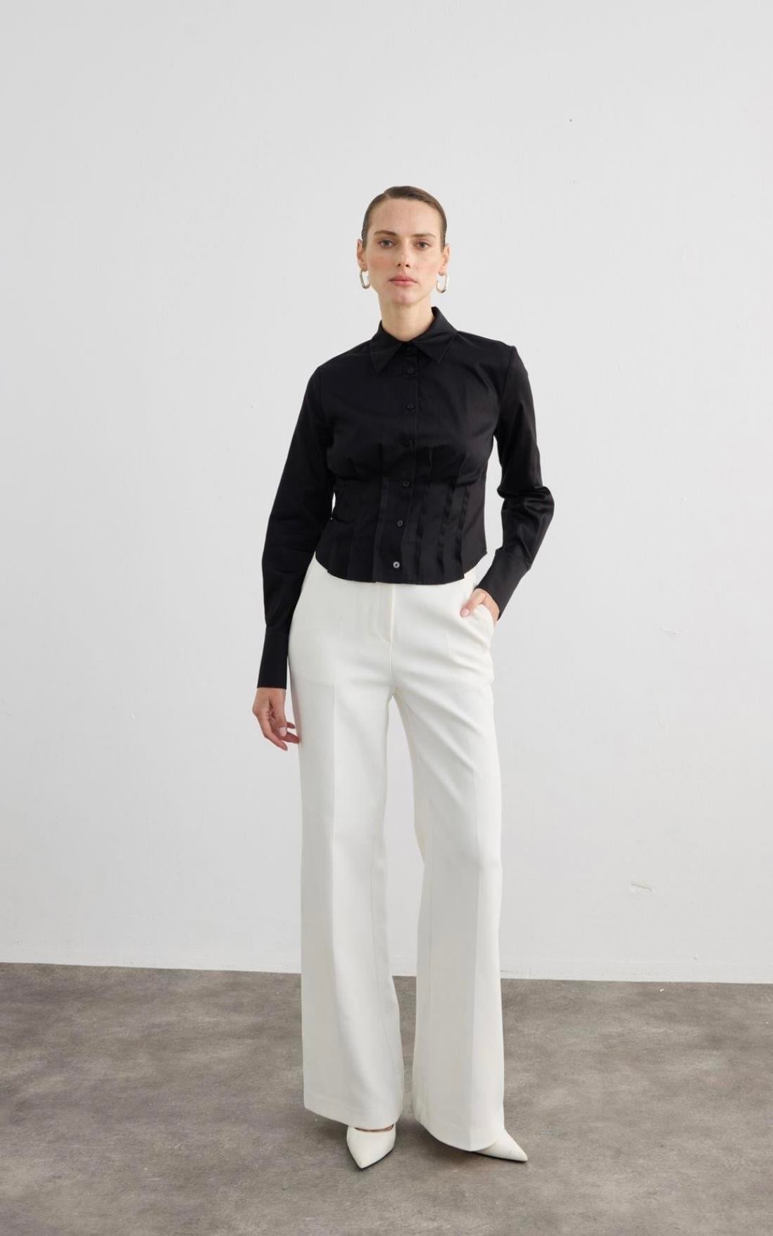 Pile Detaylı Siyah Gömlek