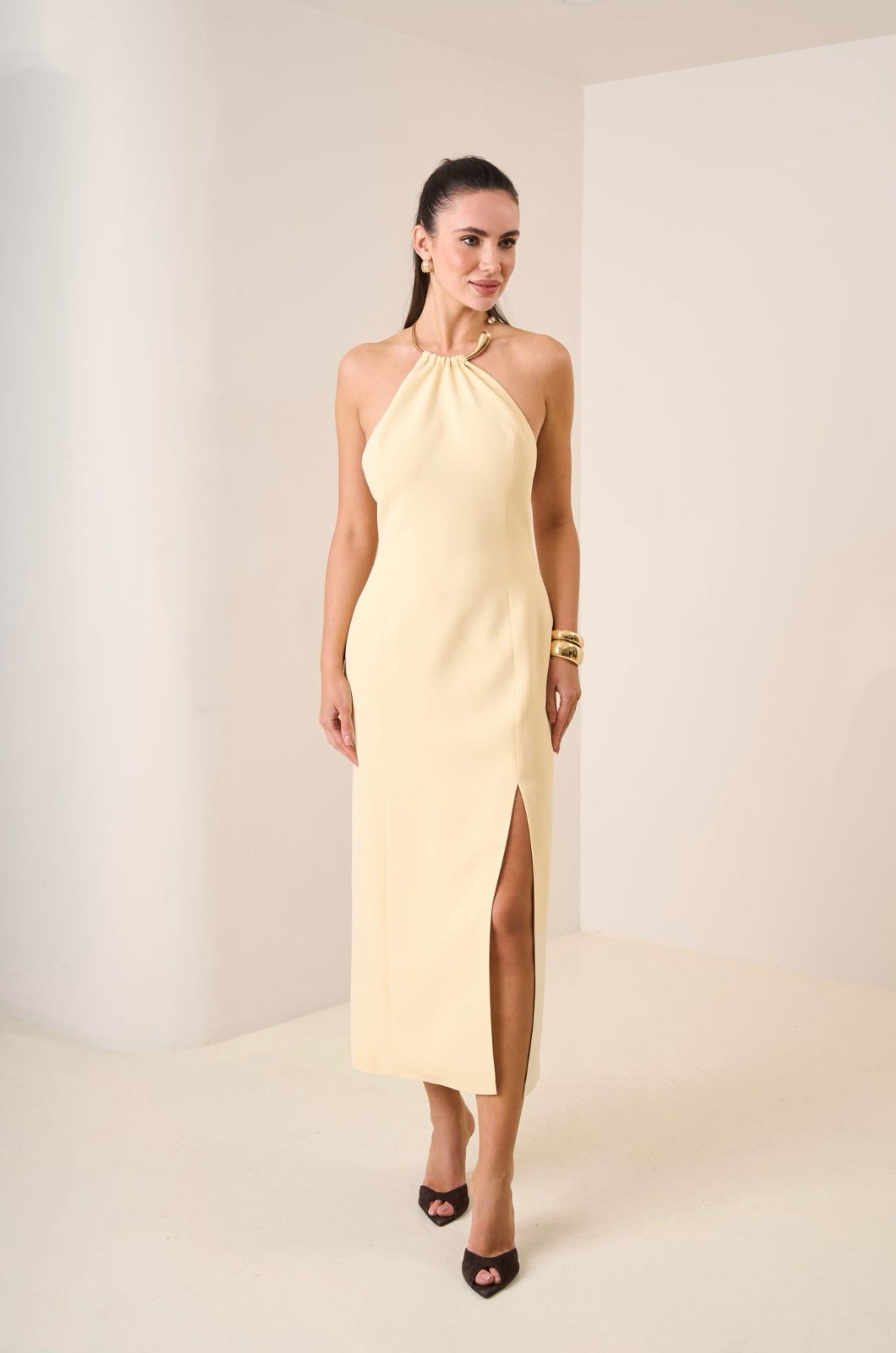 SARI HALTER YAKA GOLD AKSESUARLI KALEM ELBİSE