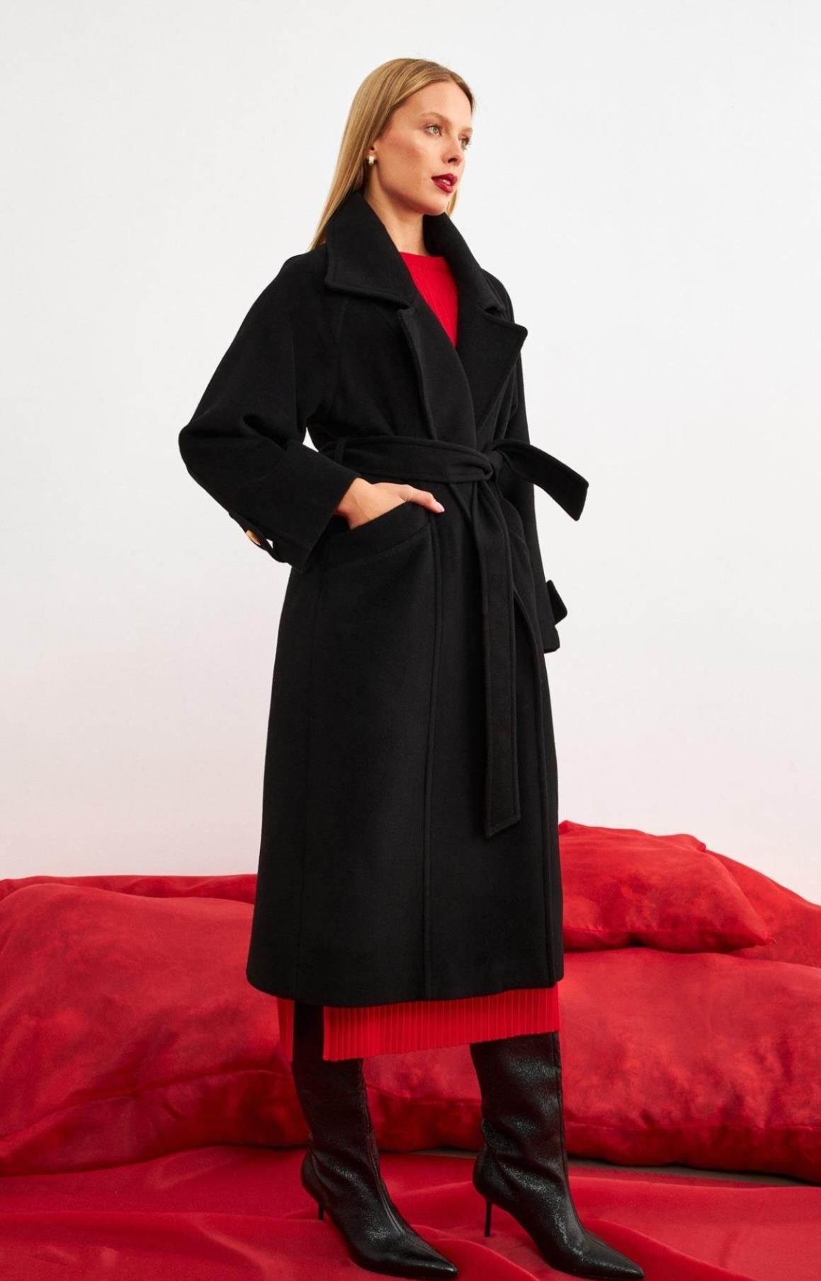 Siyah Kemer Ve Kol Detaylı Kaban