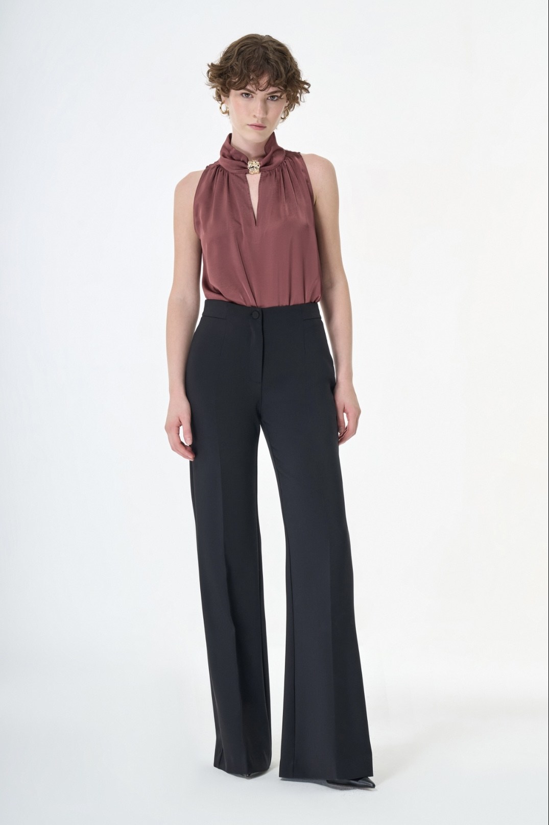 Bordo Saten Görünümlü Halter Yaka Broş Detaylı Bluz