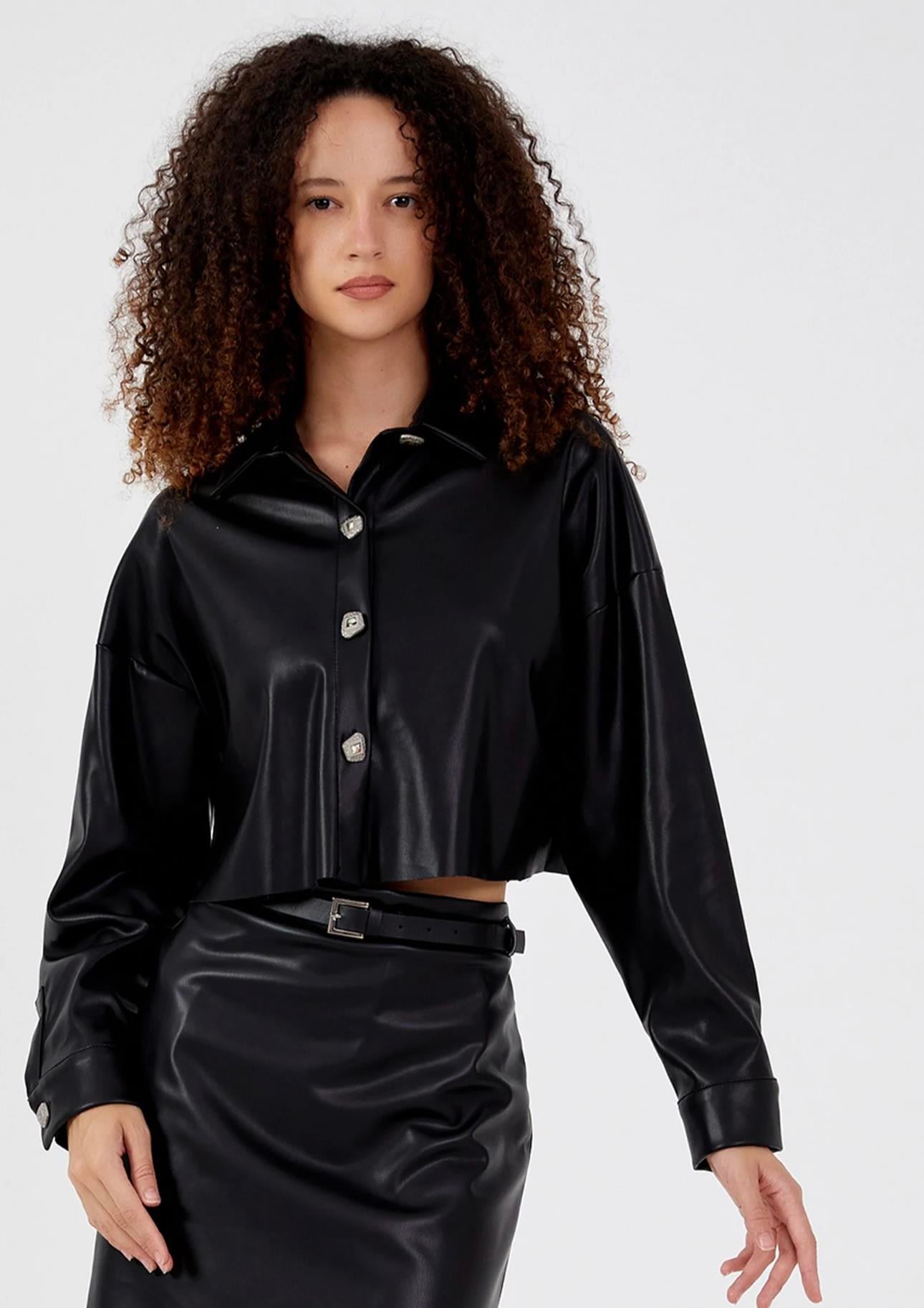 Düğme Detaylı Deri Gömlek