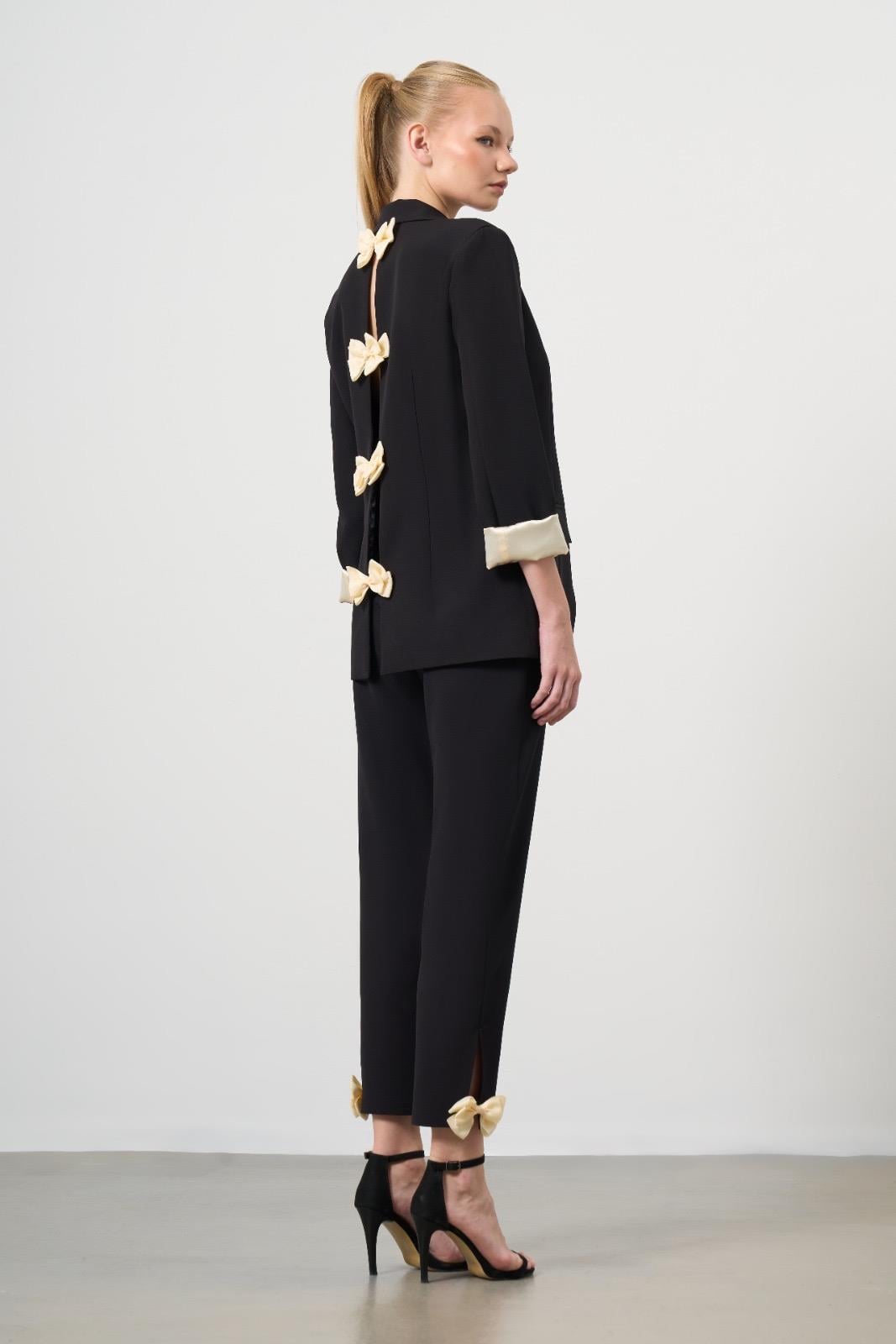 Fiyonklu Kurdele Detaylı Siyah Blazer Ceket 