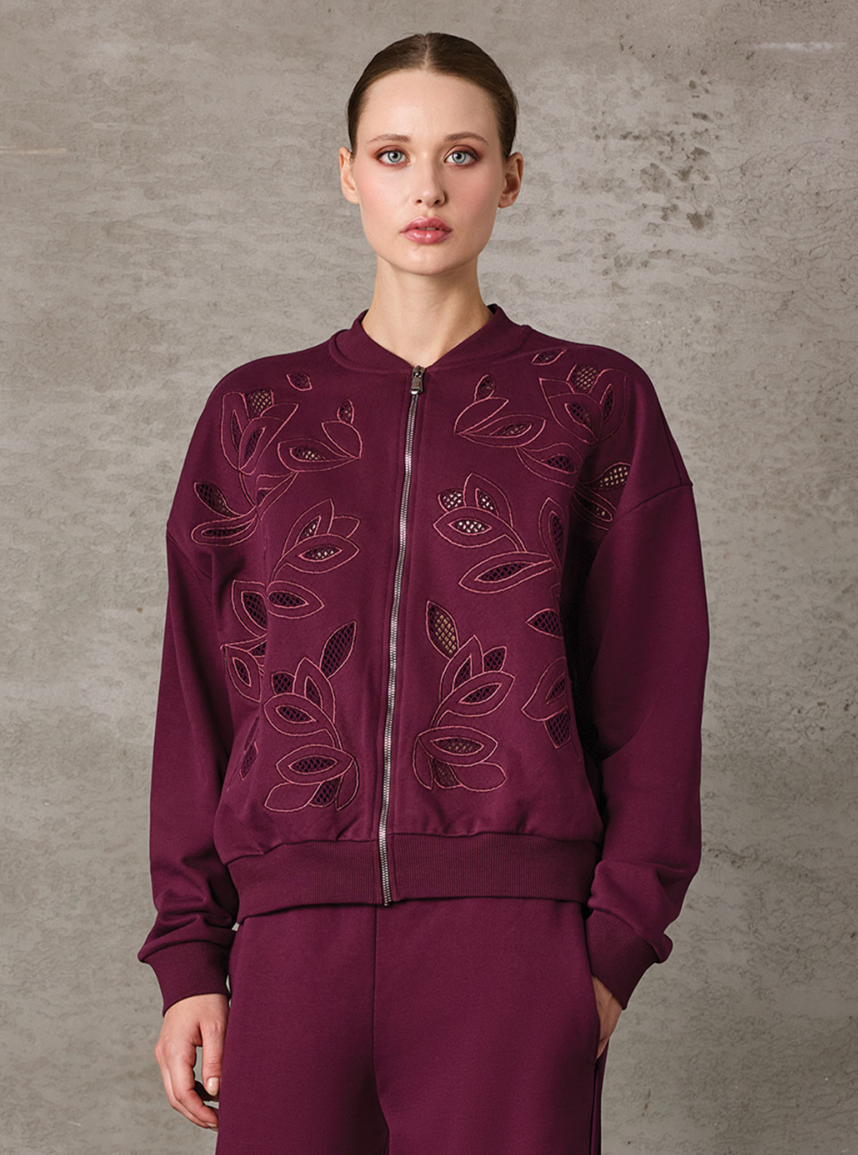 İŞLEMELİ BOMBER SWEATSHİRT