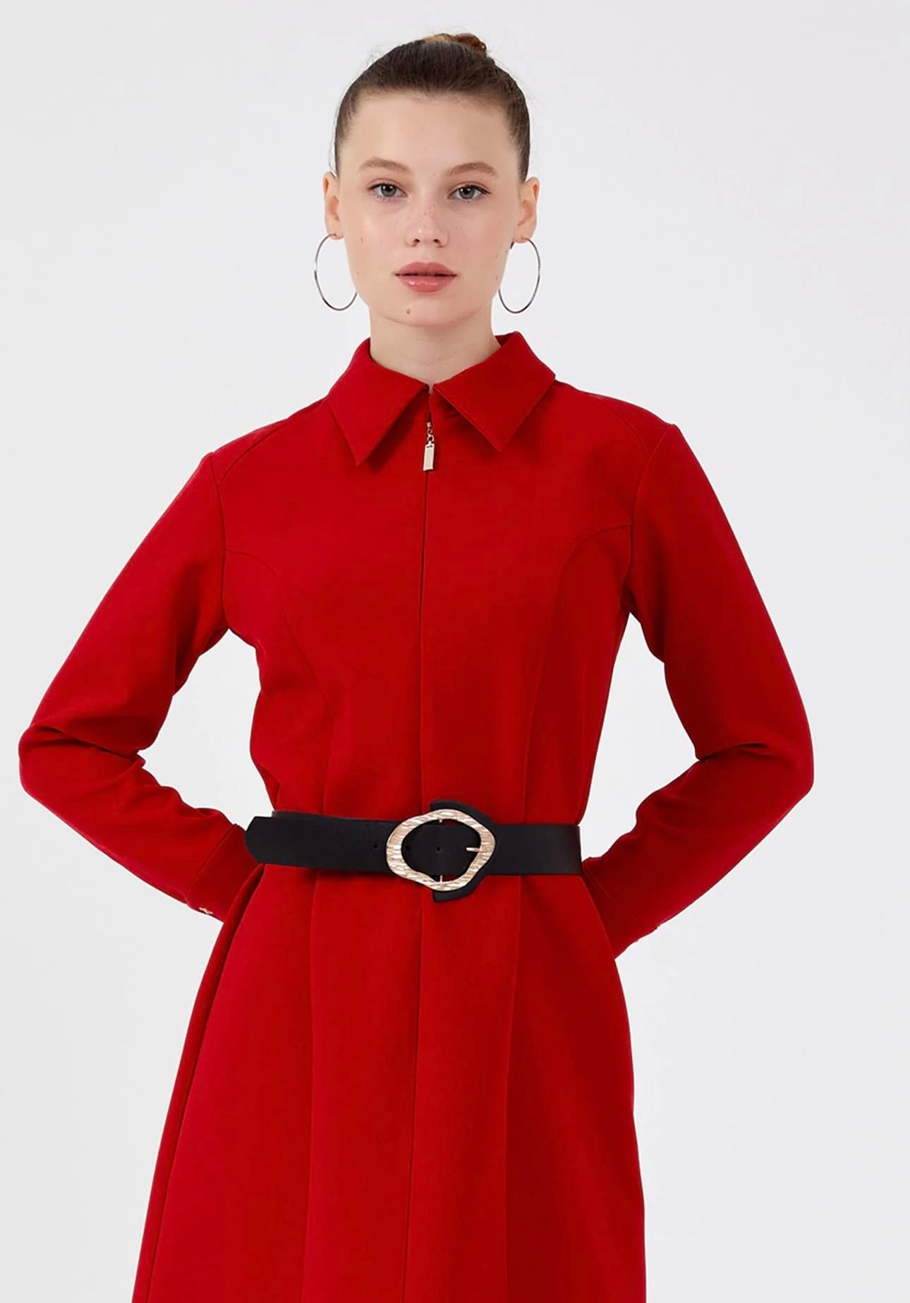 Kemer Detaylı Kırmızı Elbise