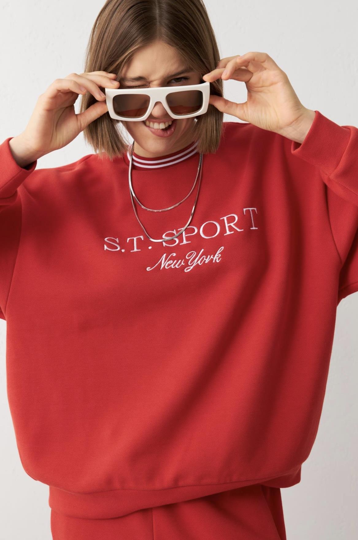Kırmızı Yaka Detaylı Uzun Kollu Baskı Detaylı Sweatshirt