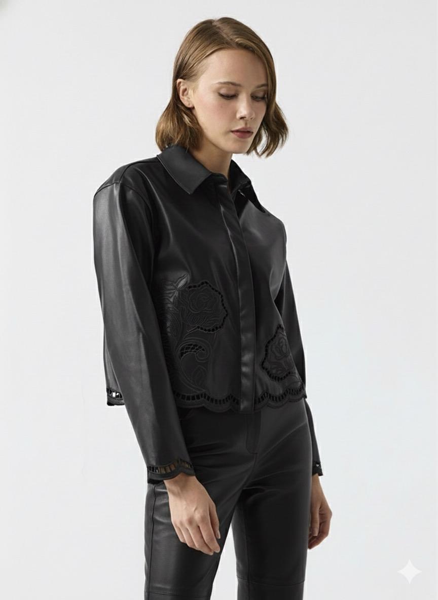 NAKIŞ DETAYLI KISA DERİ GÖMLEK