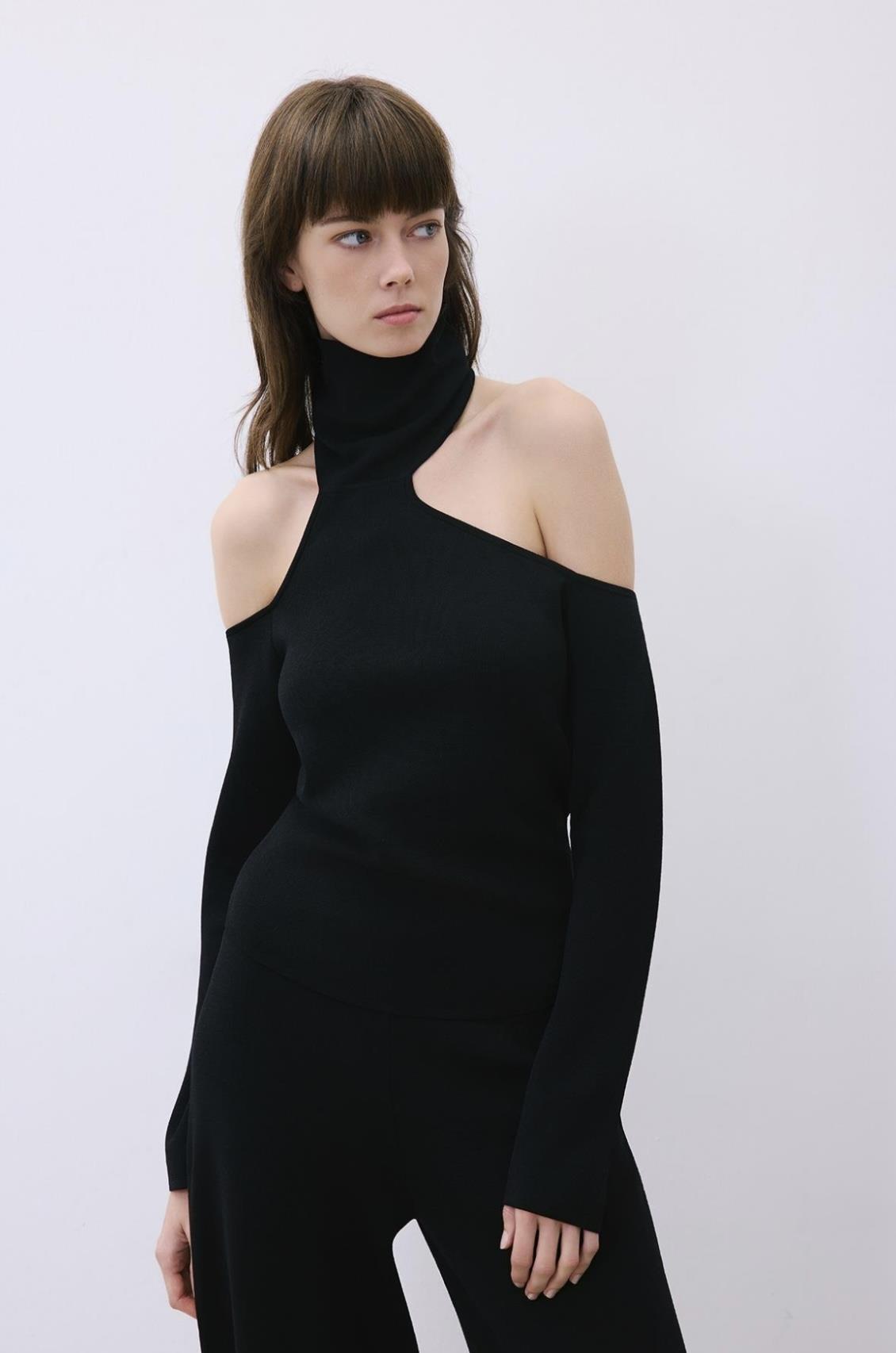 Omuz Dekolteli Balıkçı Yaka Siyah Triko Bluz