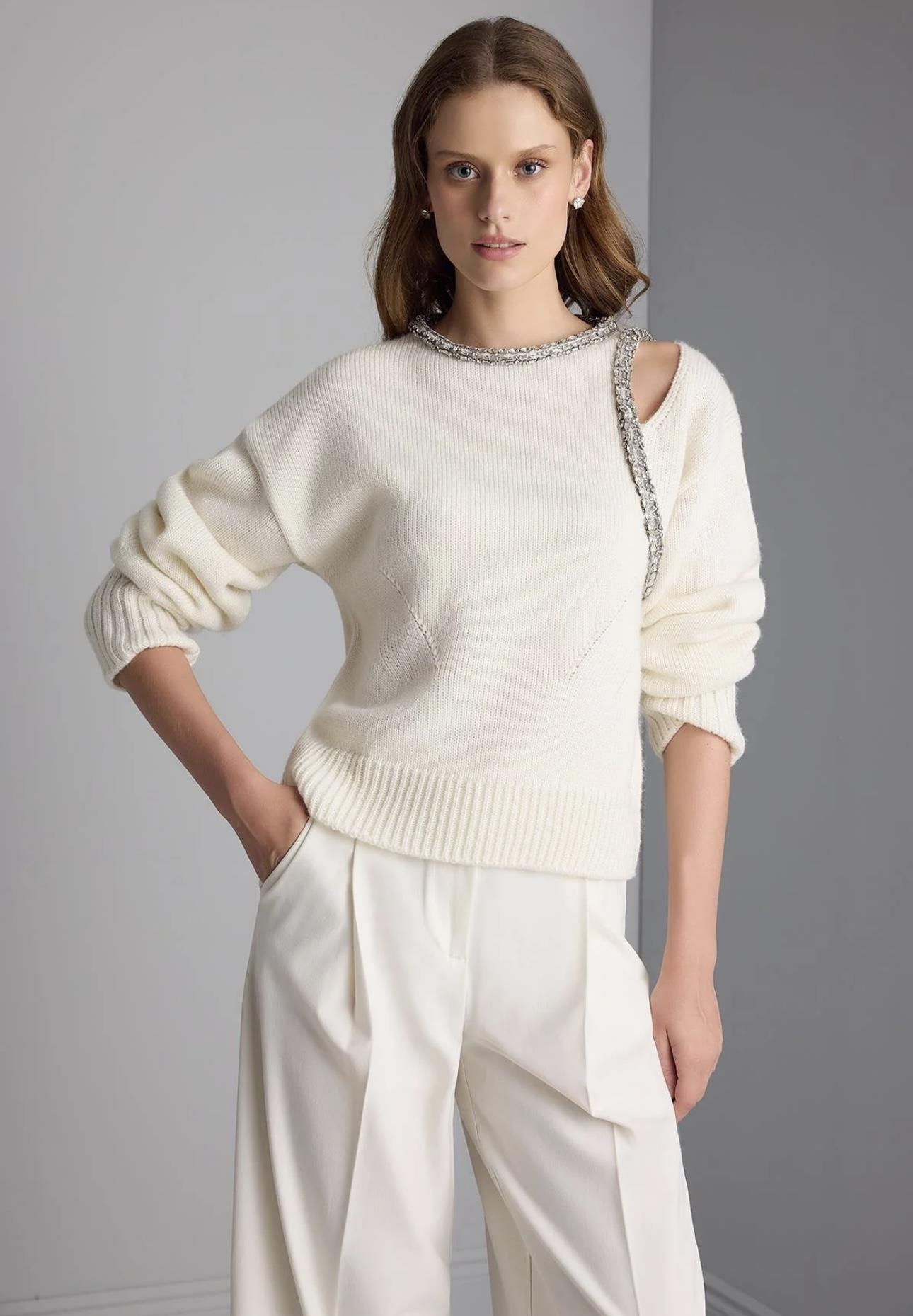 Pencere Detaylı Şerit Taş İşlemeli Ekru Triko Kazak