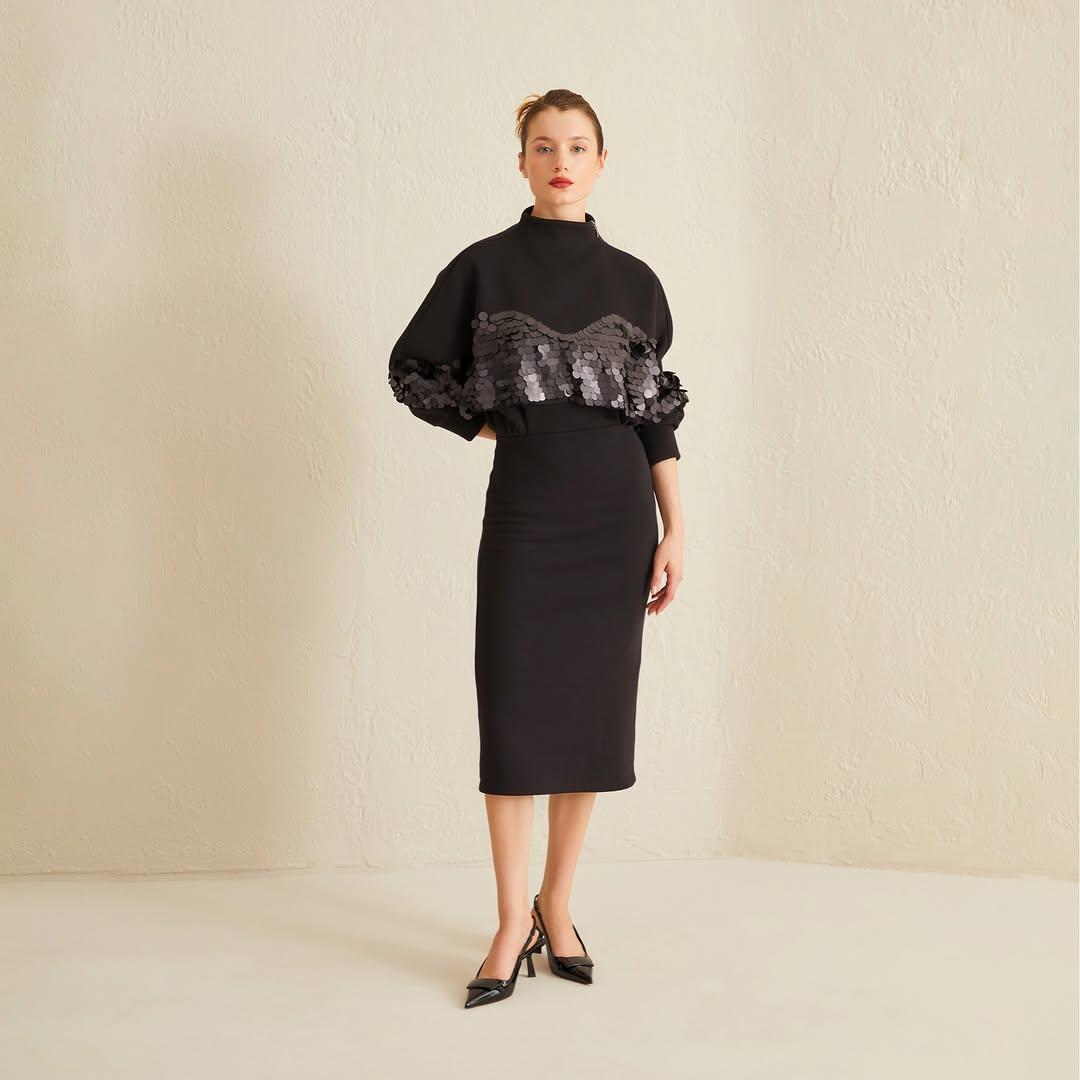 SİYAH DİK YAKA PAYET DETAYLI MİDİ BOY ELBİSE