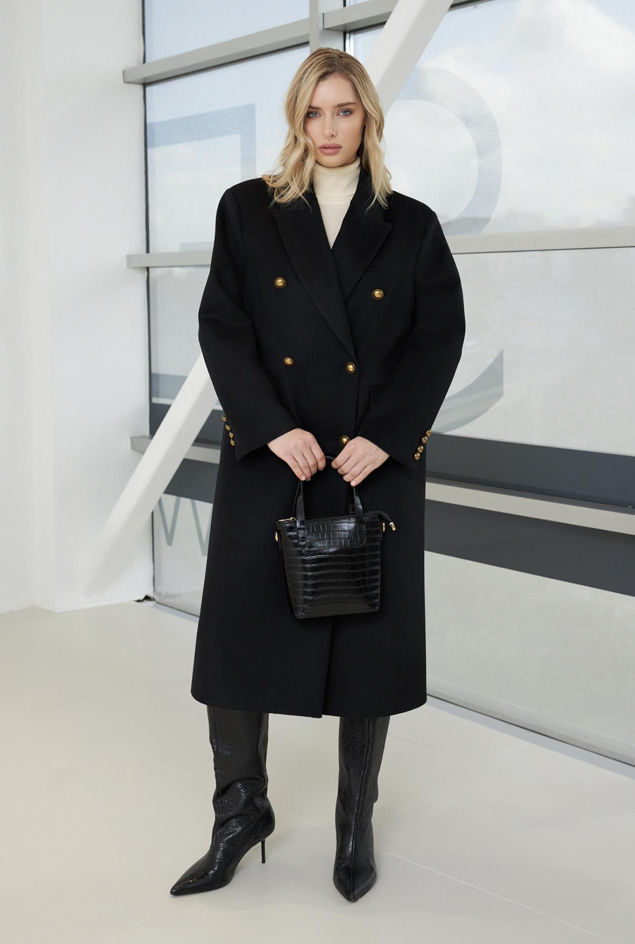 Siyah Düğme Ve Cep Detaylı Kaban