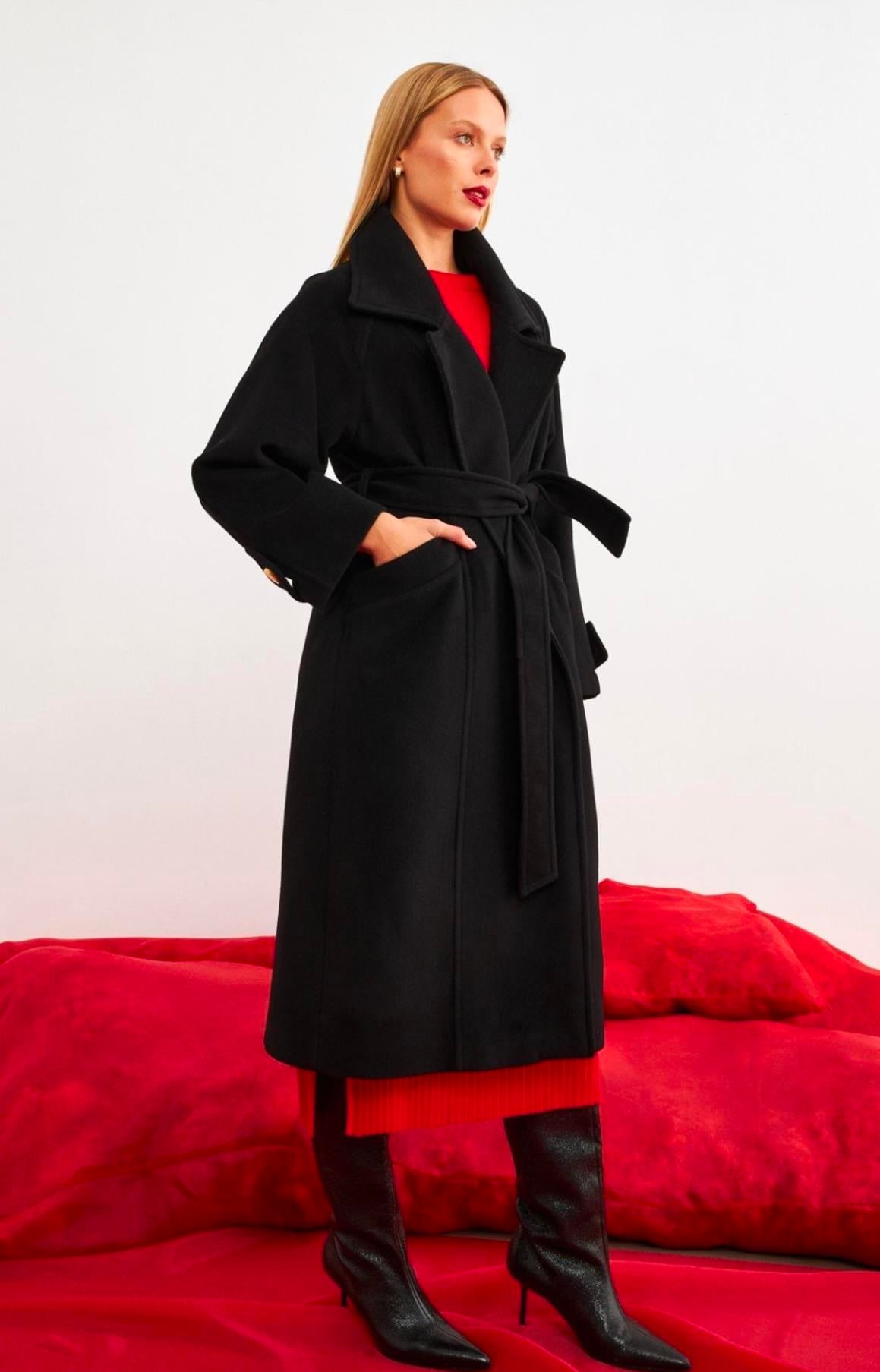 Siyah Kemer Ve Kol Detaylı Kaban