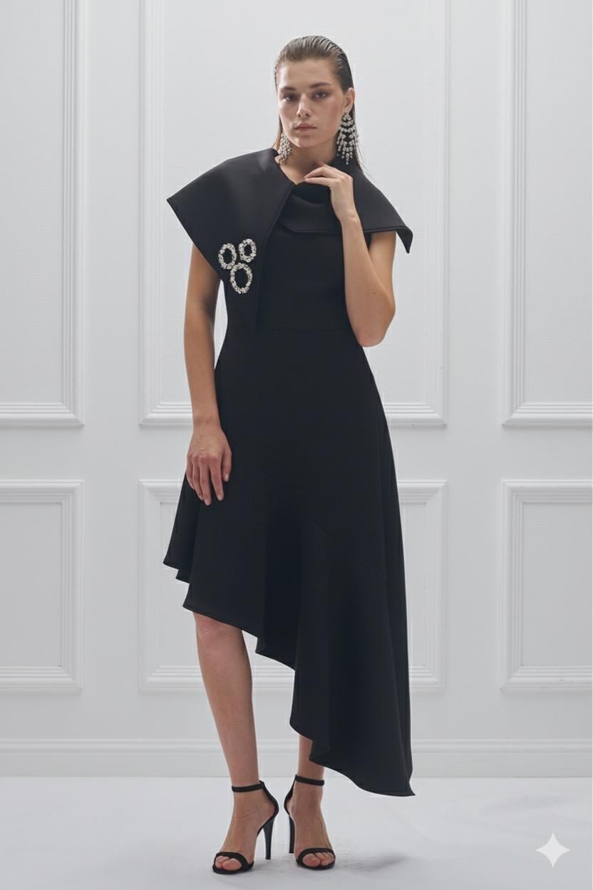 Yaka Detaylı Asimetrik Kesim Elbise