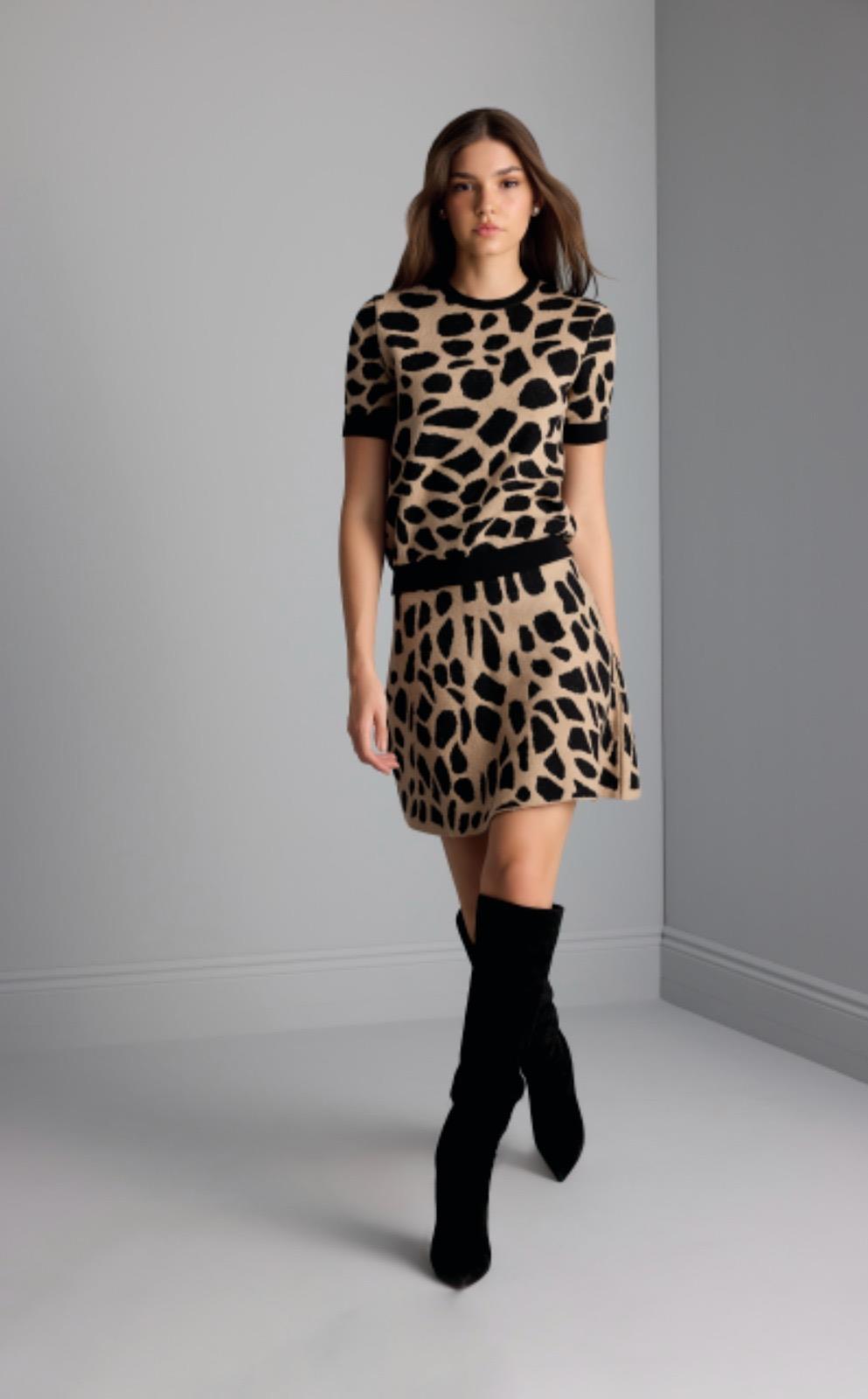 Zürafa Desenli Kloş Siyah Mini Triko Etek