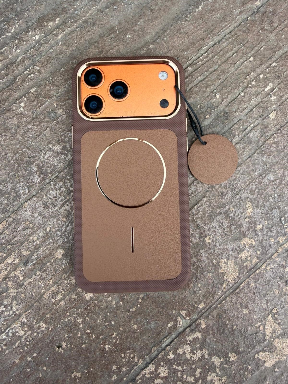 Glossy Leather Magsafe Özellikli Kamera Korumalı Kılıf Kahve Renkli