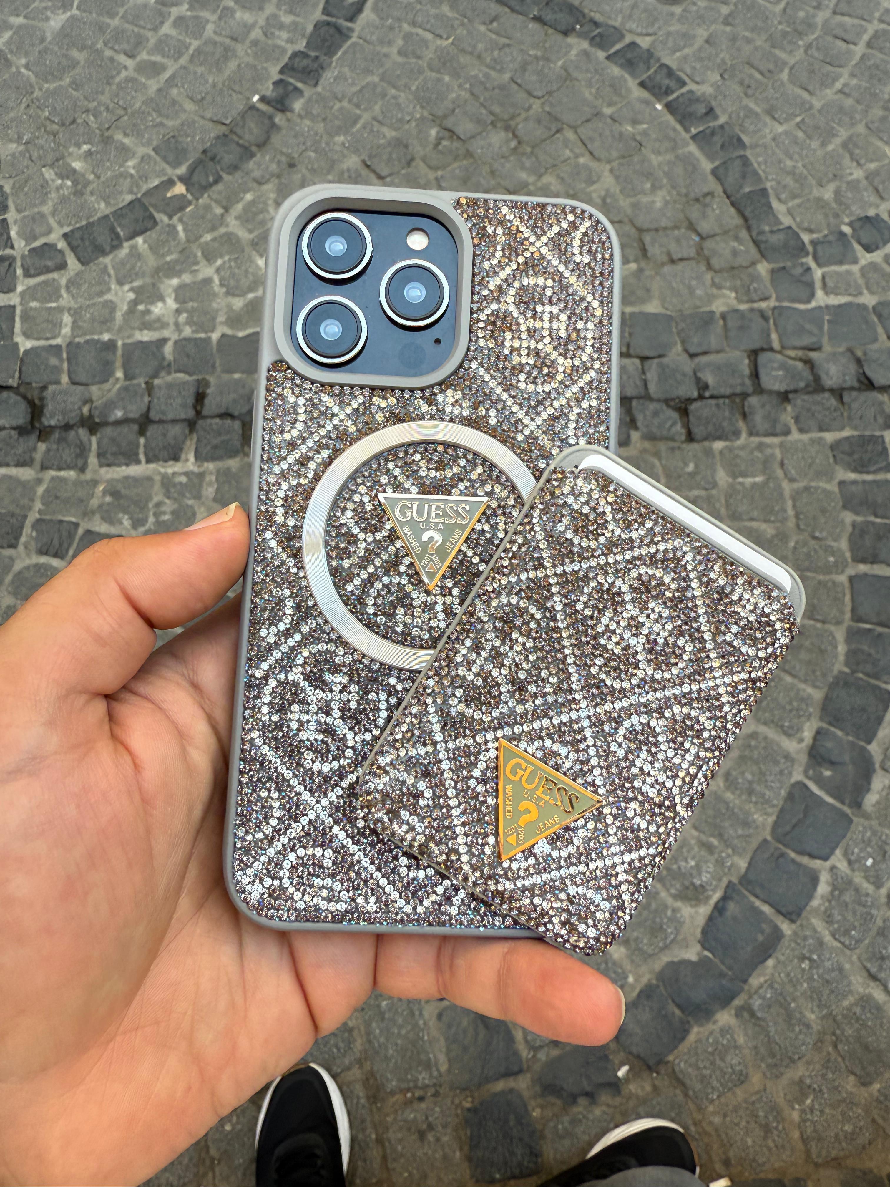 Guess Taşlı Kartlıklı Magsafe Özelikli Kartlıklı TİTANYUM renk Telefon Kılıfı