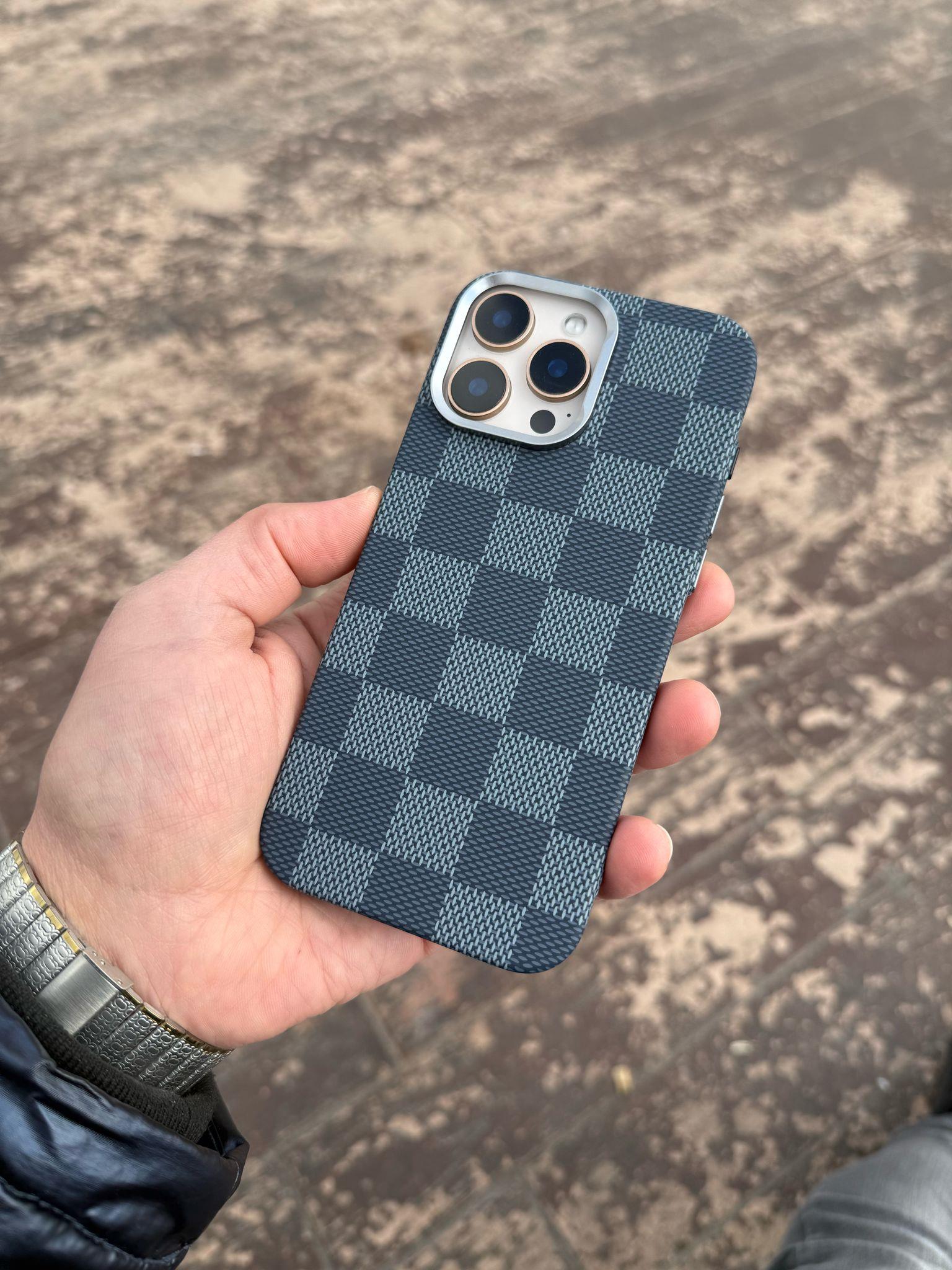 Kare Desenli Sert Karbon Magsafe Özellikli Telefon Kılıfı