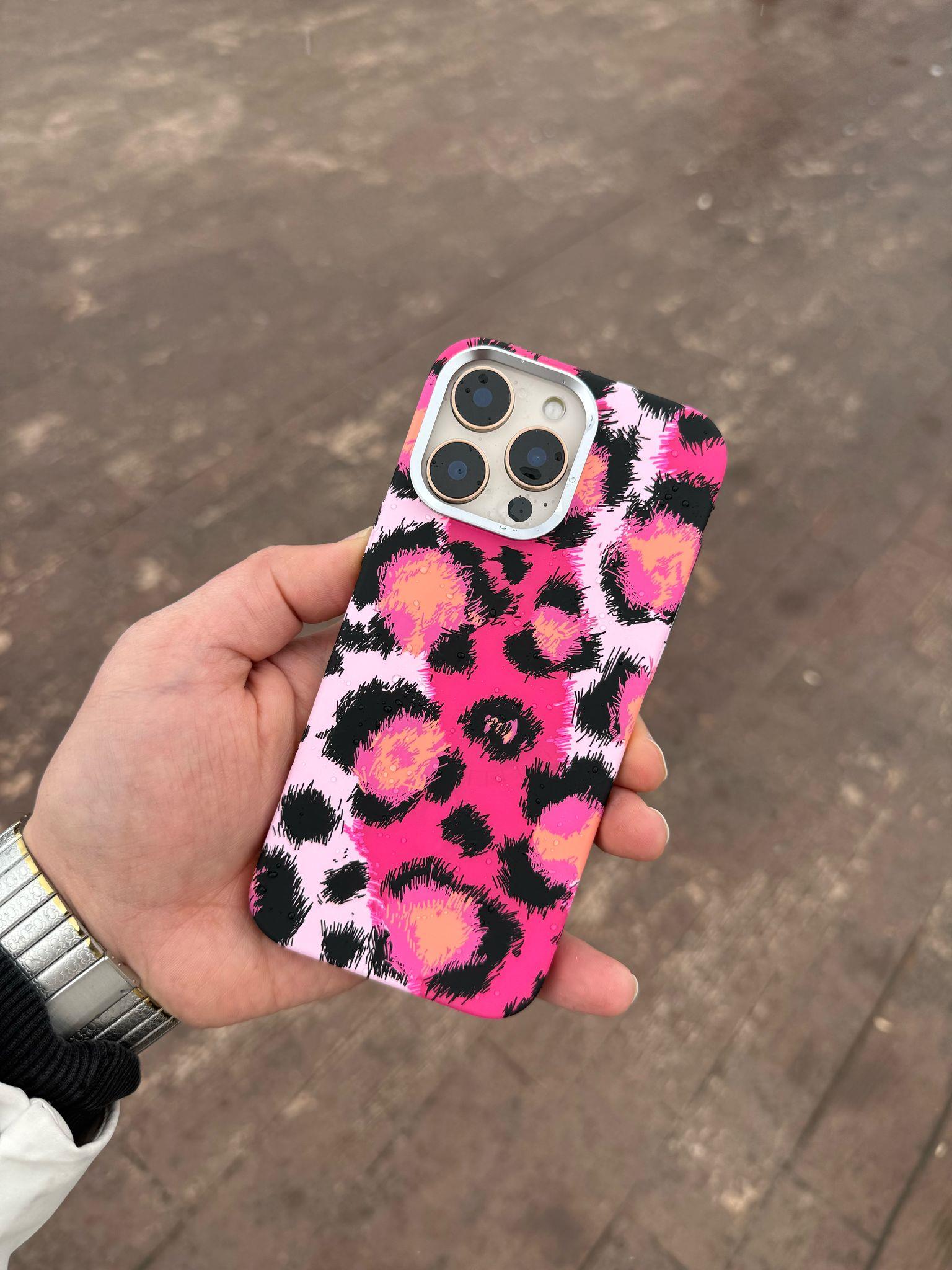 Leopar Desenli Sert Karbon Magsafe Özellikli Telefon Kılıfı