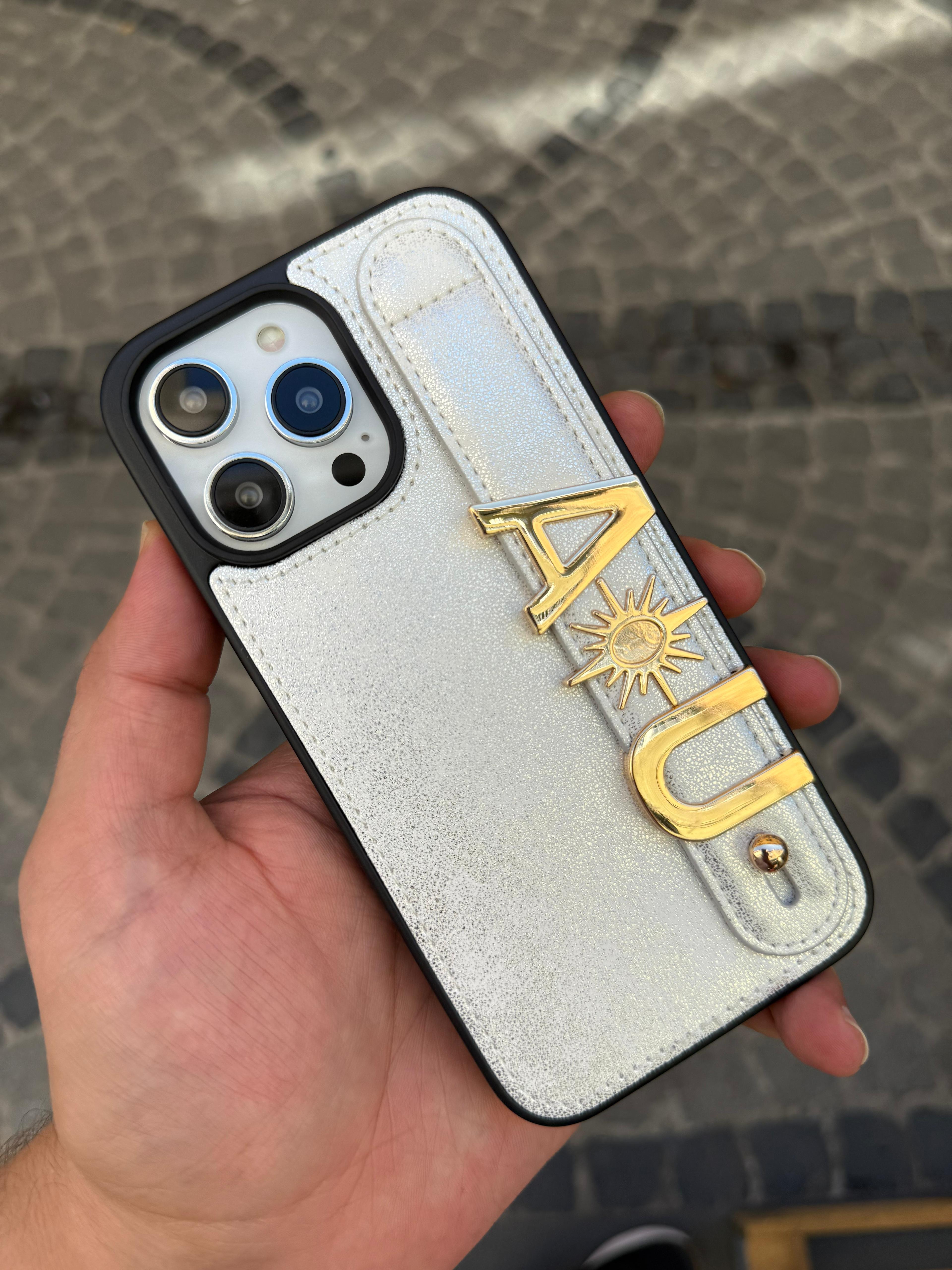 Madamcase Kişiye Özel El Geçmeli Premium Beyaz Renk Telefon Kılıfı ve 2 adet metal aksesuar (harf veya sembol) 
