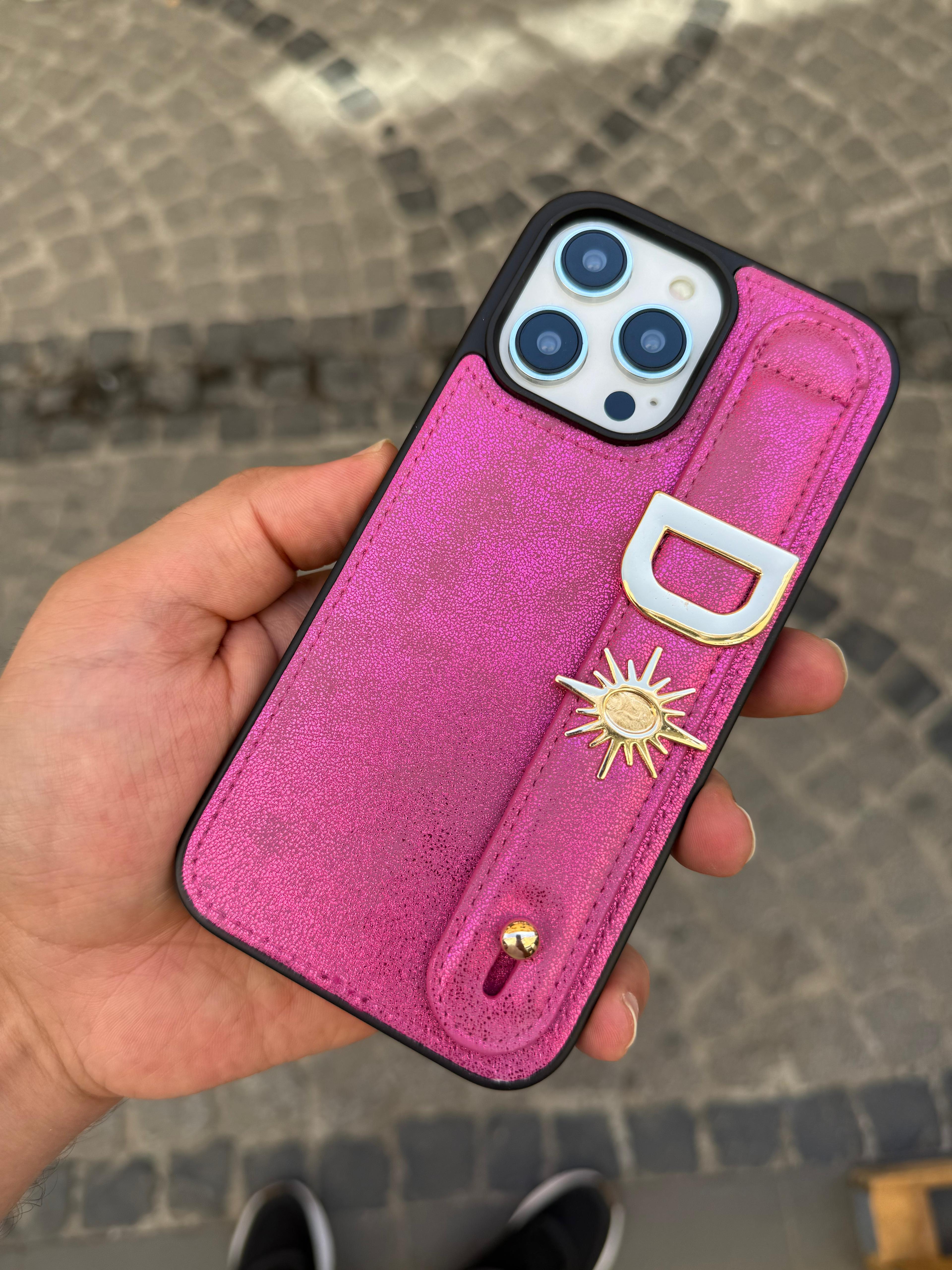 Madamcase Kişiye Özel El Geçmeli Premium Fuşya Renk Telefon Kılıfı ve 2 adet metal aksesuar (harf veya sembol) 