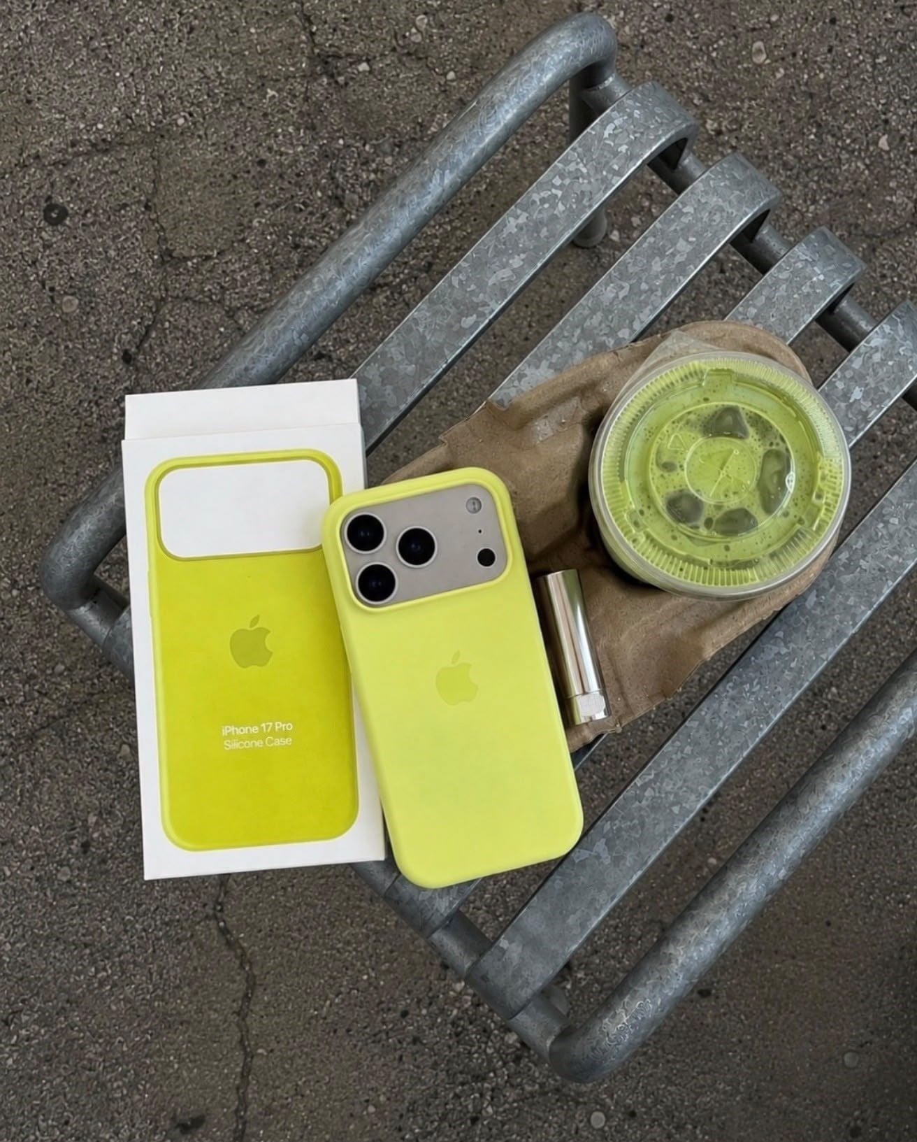 Orijinal Apple Kutulu Animasyonlu Logolu Kılıf Limon Sarısı Renkli