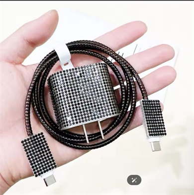 Full Taşlı Tasarımlı Şarj Başlığı ve Kablo Kılıfı (Şarj başlığı ve kablo içermez)