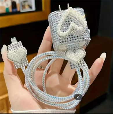 Kalp Tasarımlı Şarj Başlığı ve Kablo Kılıfı (Şarj başlığı ve kablo içermez)