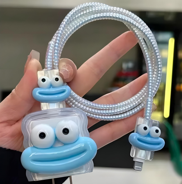 Eğlenceli Smiley Tasarımlı Mavi Şarj Başlığı ve Kablo Kılıfı (Şarj başlığı ve kablo içermez)