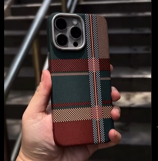 Kilim Desenli Sert Karbon Magsafe Özellikli Telefon Kılıfı Kilim Desenli