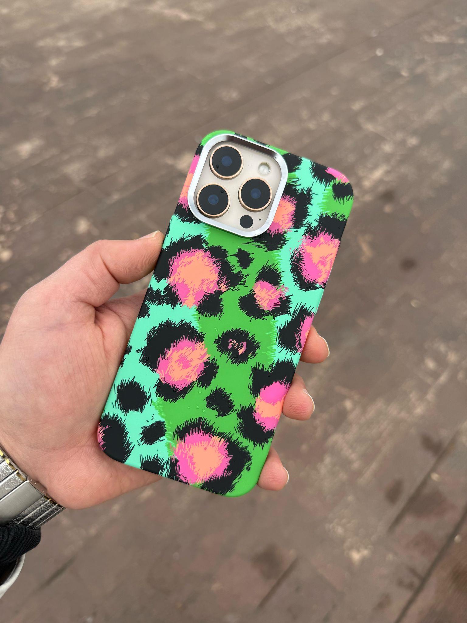 Leopar Desenli Sert Karbon Magsafe Özellikli Telefon Kılıfı