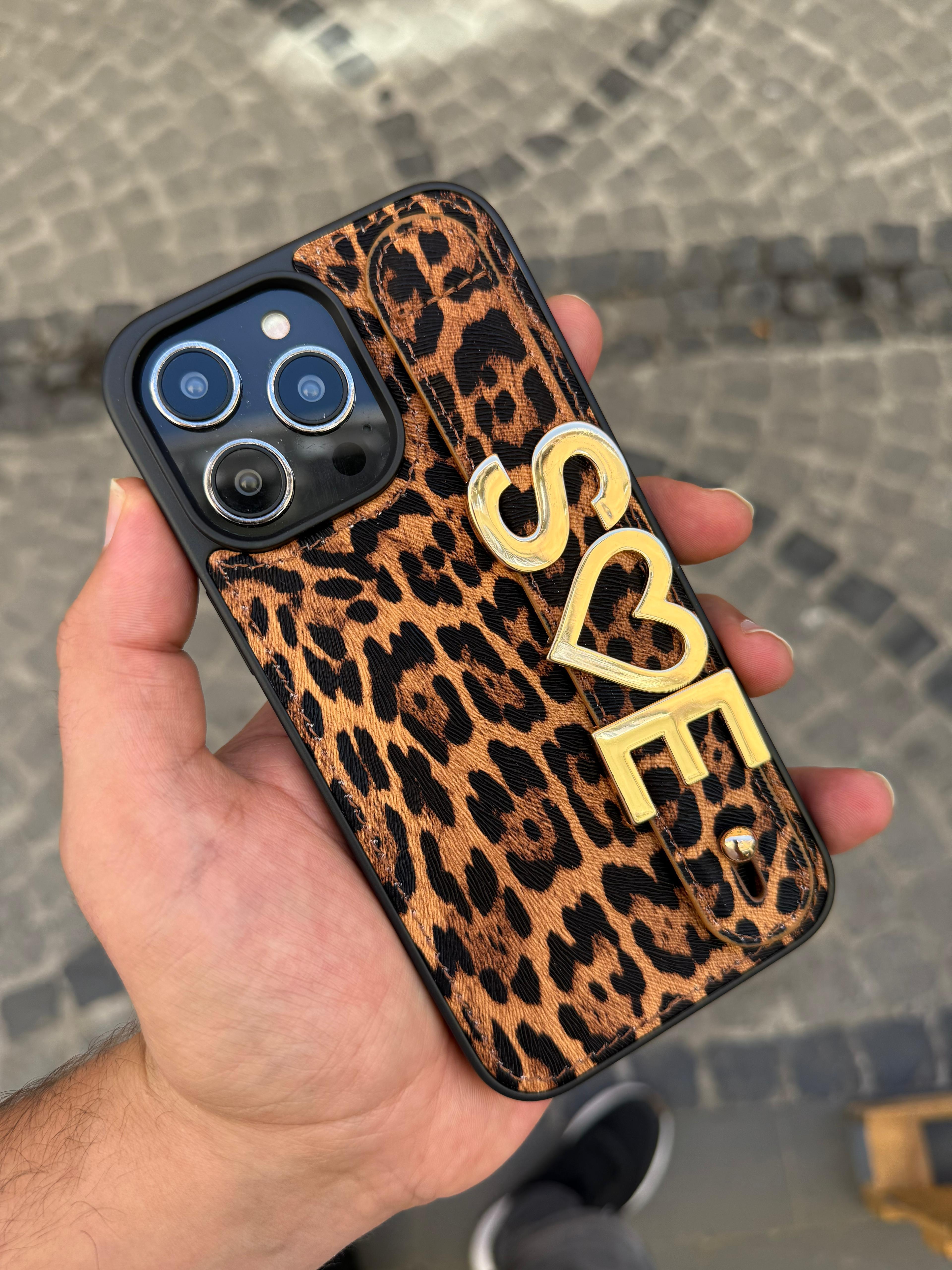 Madamcase Kişiye Özel El Geçmeli Premium Leopar Renk Telefon Kılıfı ve 2 adet metal aksesuar (harf veya sembol) 